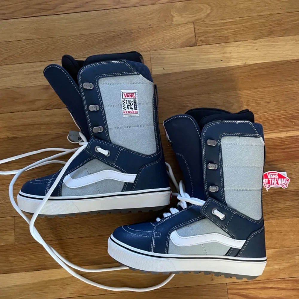 And snowboard bots size9 new - Picture 2 of 3
